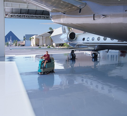 T7+ Lavapavimenti uomo a bordo alt 1